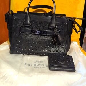 Coach Black Swagger Rivet  turn lock detailed tote cross bag with wallet (604)